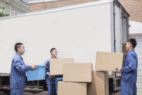 Packing and unpacking services helping a Richmond family move efficiently